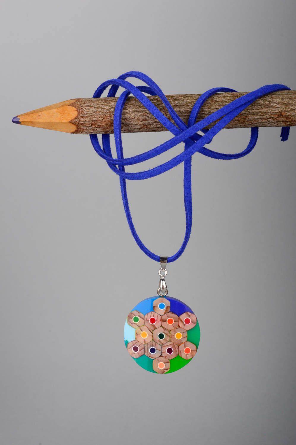 Стильный кулон на шею ручная работа украшение из карандашей авторский кулон фото 1
