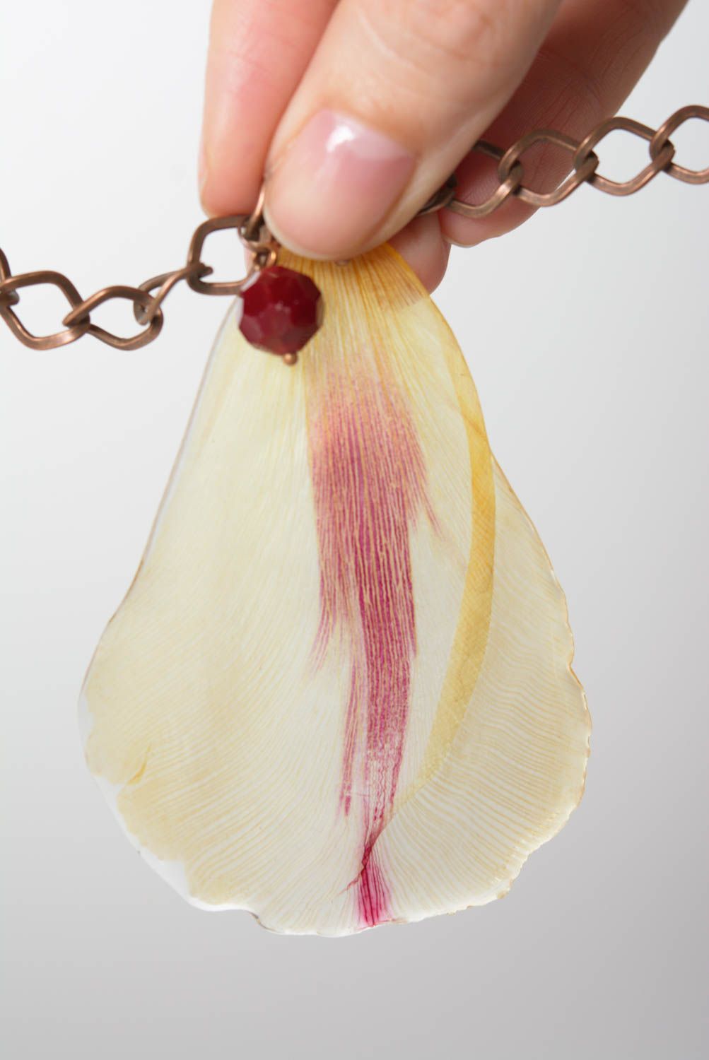 Collier en résine époxyde sur chaîne avec pétales de tulipe beau bijou fait main photo 4