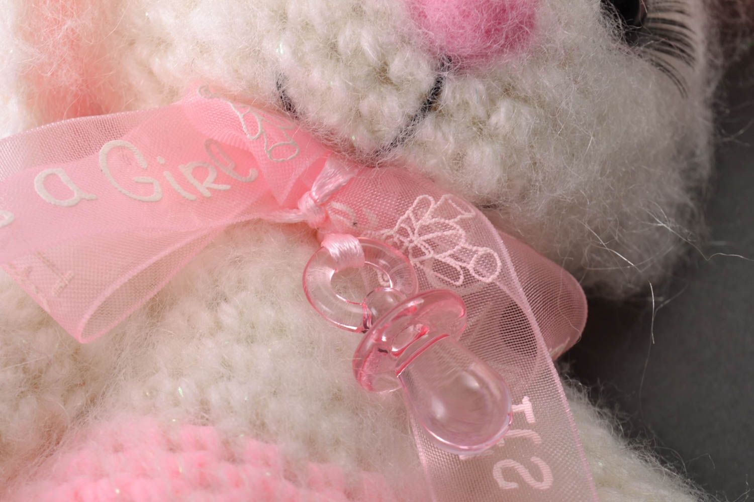 Мягкая игрушка ручной работы зайка белая с розовым красивая средняя вязаная  фото 3
