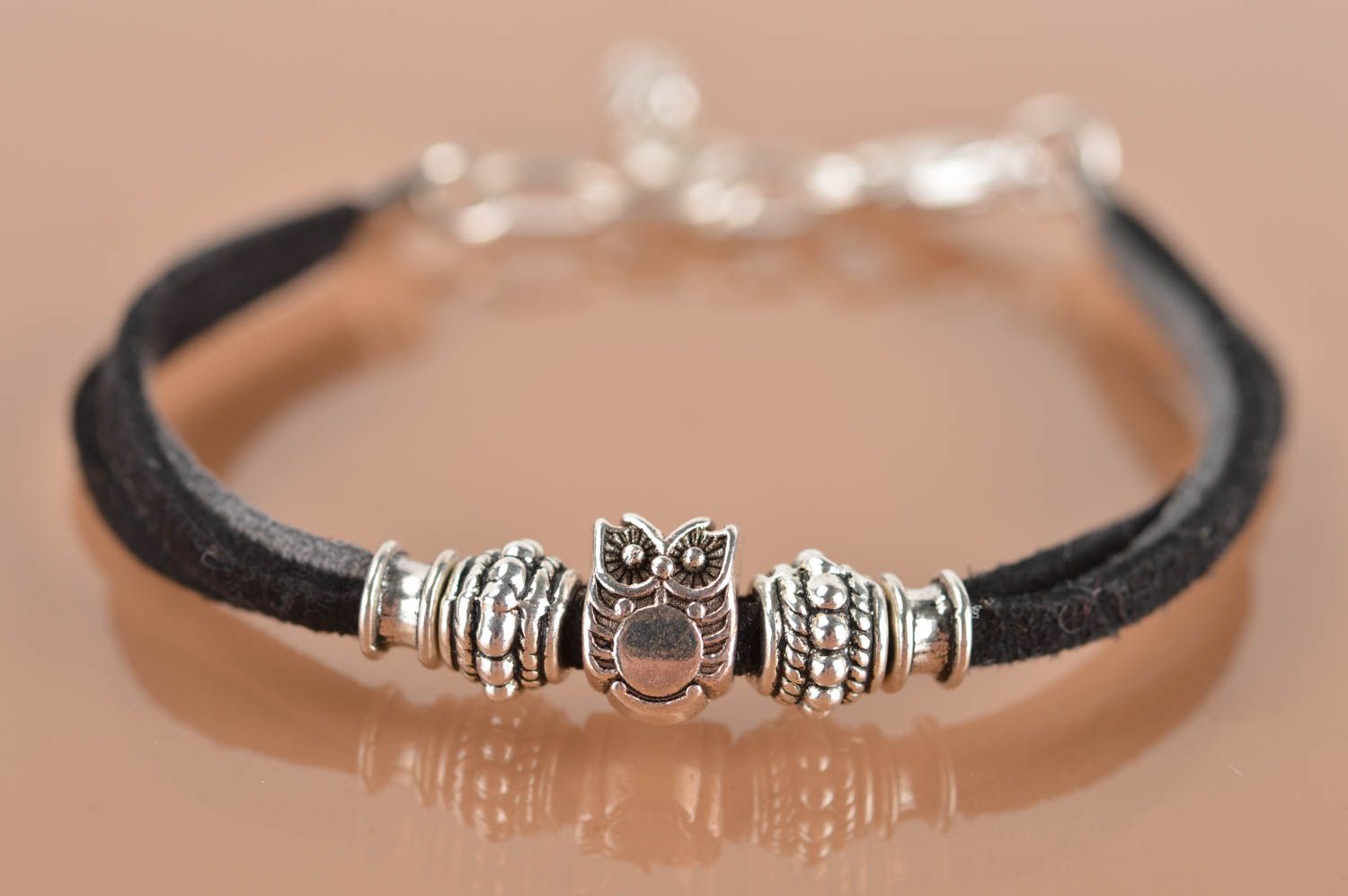 Bracelet en suède fait main gris noir avec détails en métal bijou design casual photo 2