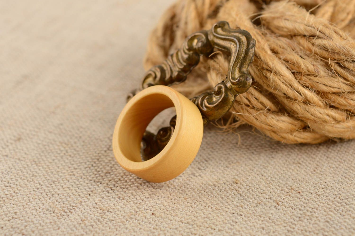 Лаконичное вырезанное из дерева авторское кольцо для мужчин и женщин хэнд мэйд фото 1