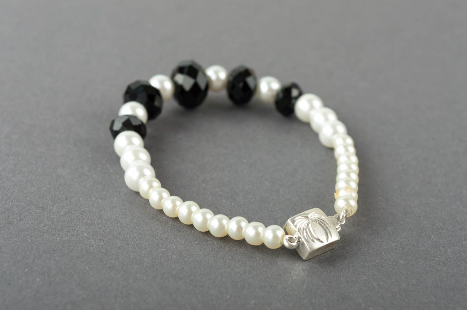 Bracelet noir et blanc en perles d'imitation et cristaux accessoire fait main photo 4