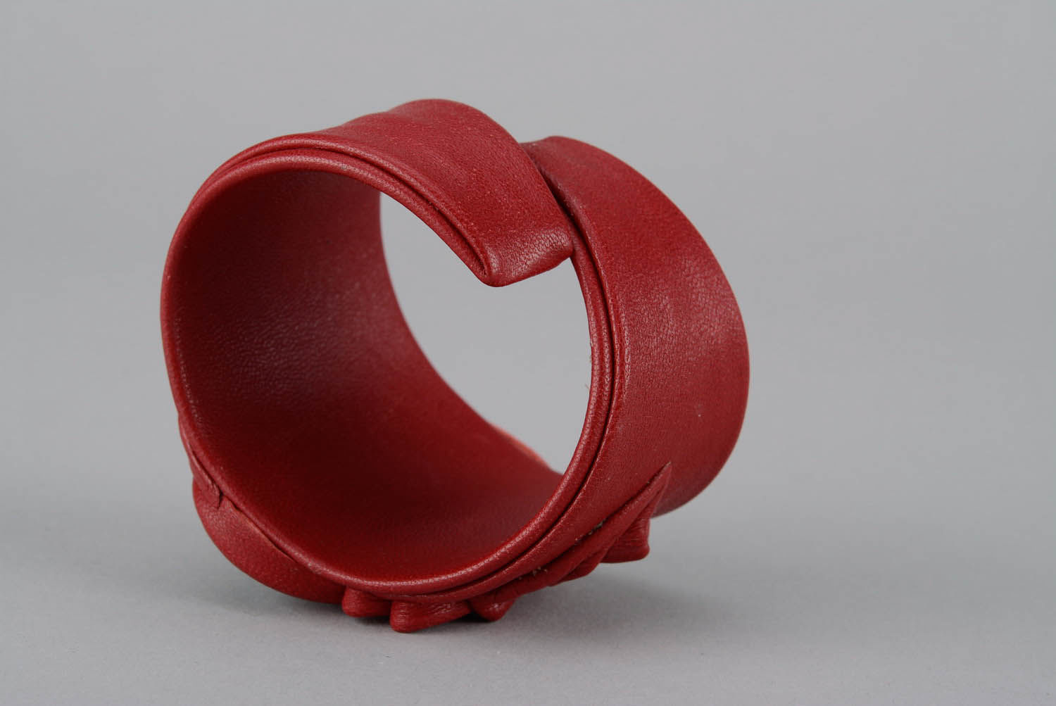 Red bracelet made ​​of genuine leather and cow horn photo 2