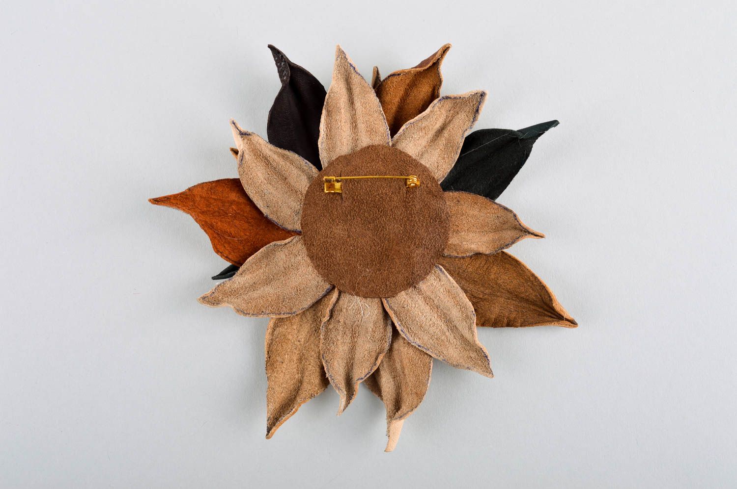 Broche en cuir naturel Accessoire fait main grosse fleur Cadeau pour femme photo 3