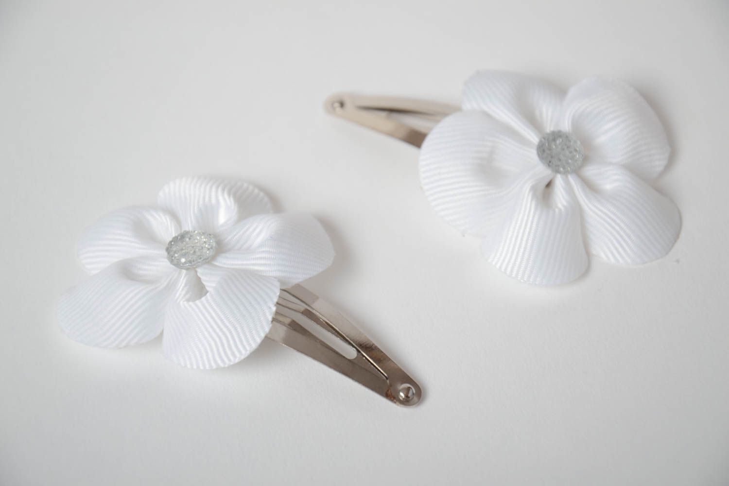 Weiße handmade Blumen Haarklammern Set aus Ripsbändern 2 Stück für Mädchen foto 2