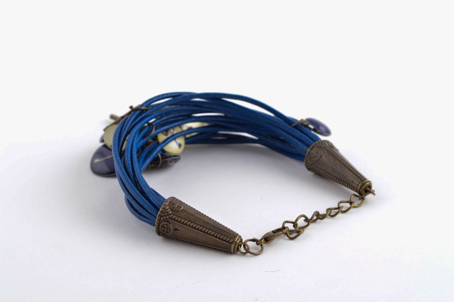 Браслет ручной работы синий браслет из кожи с подвесками дизайнерское украшение фото 4