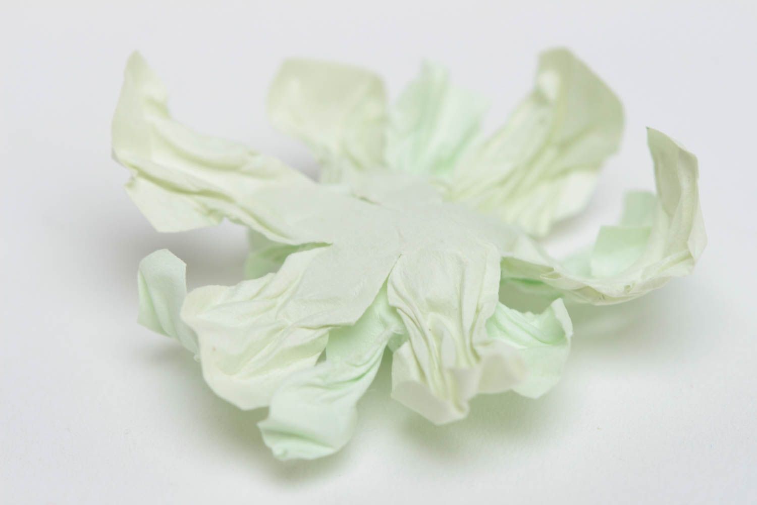 Объемный цветок из бумаги ручной работы расписанный акварелью белый скрапбукинг фото 4
