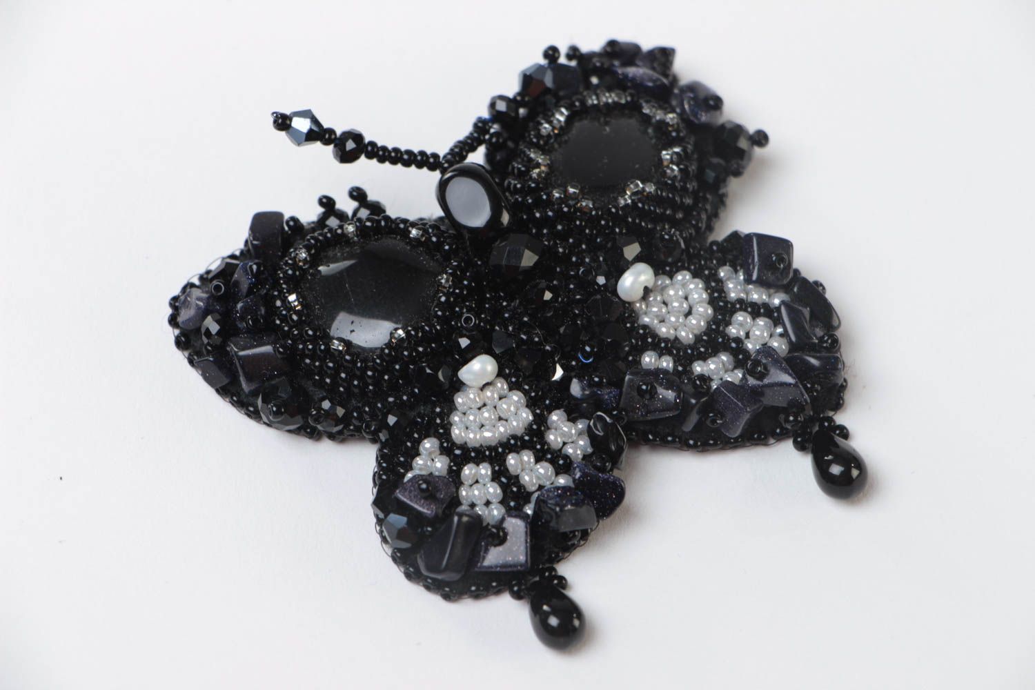 Элегантная черная брошь с вышивкой бисером и натуральными камнями в виде бабочки фото 2