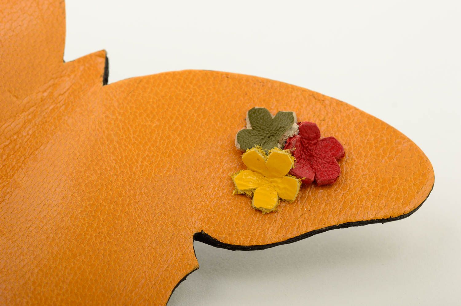 Broche jaune Bijou fait main papillon en cuir avec petites fleurs Cadeau femme photo 4