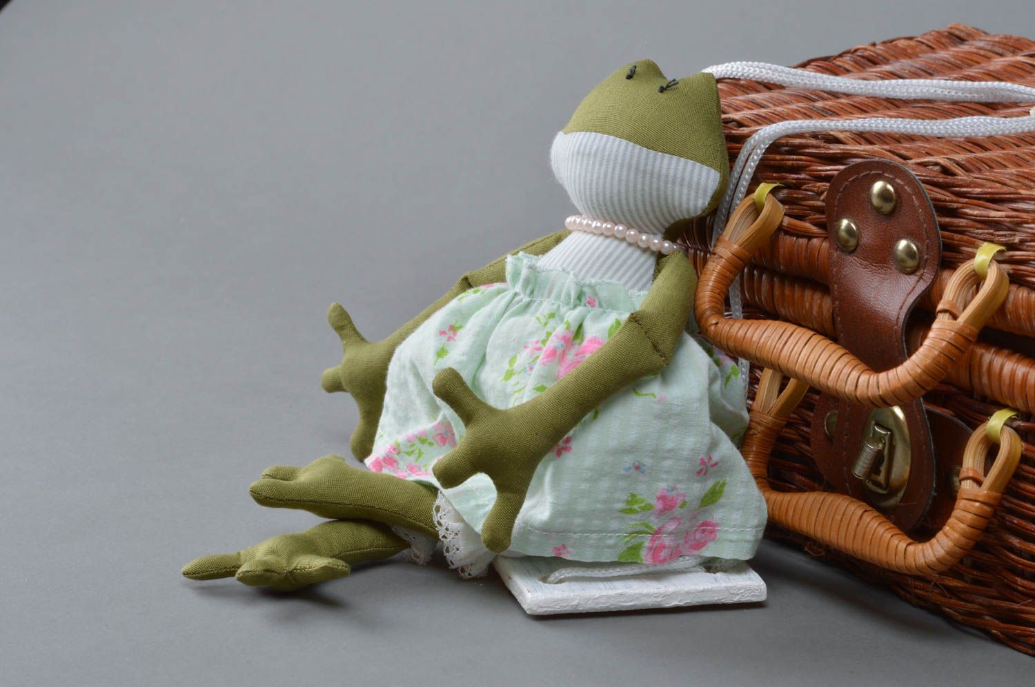 Мягкая игрушка лягушка в платье на качелях для декора детской комнаты хенд мейд фото 3