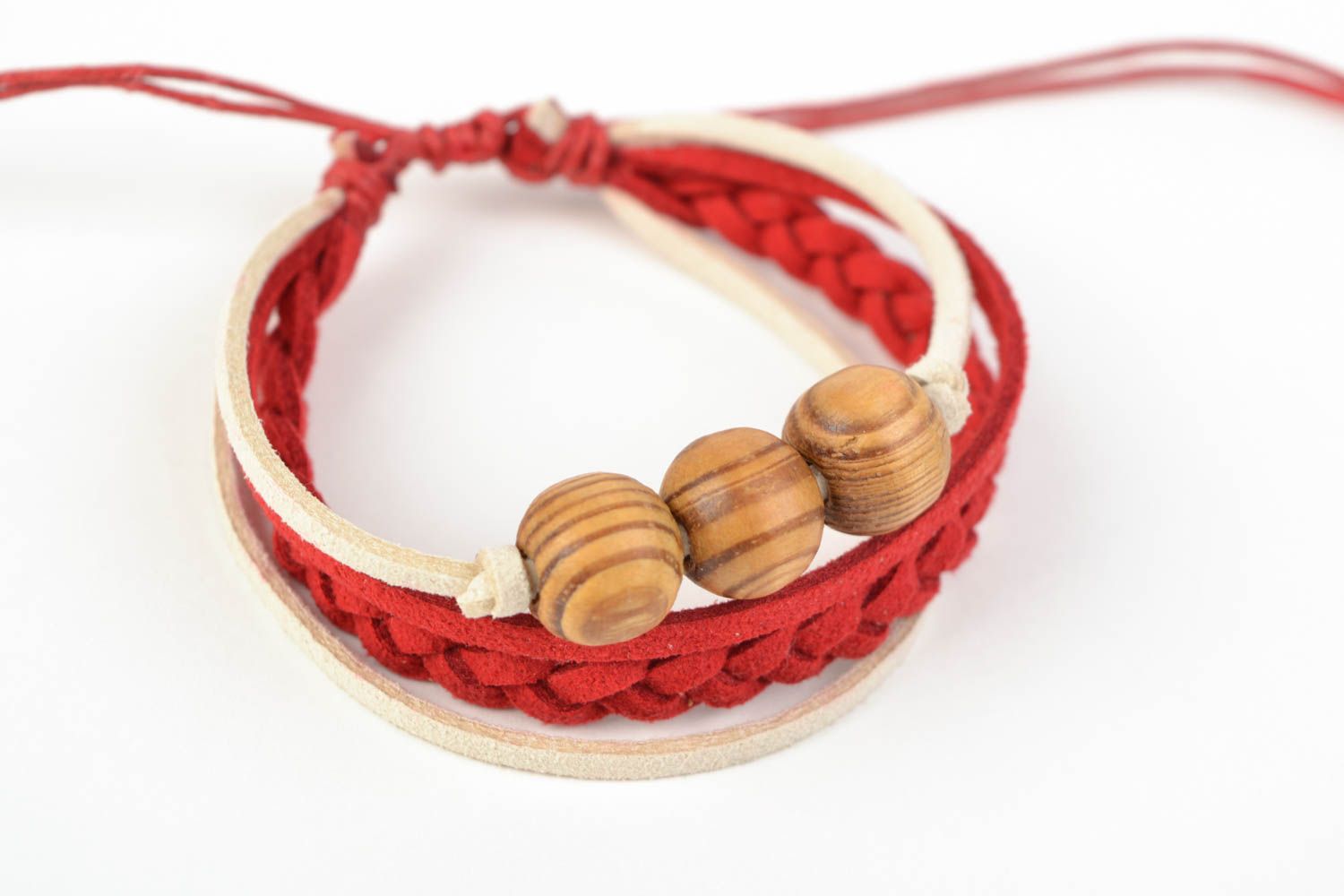 Bracelet tressé en lacets de daim rouges et blancs et perles en bois fait main photo 3