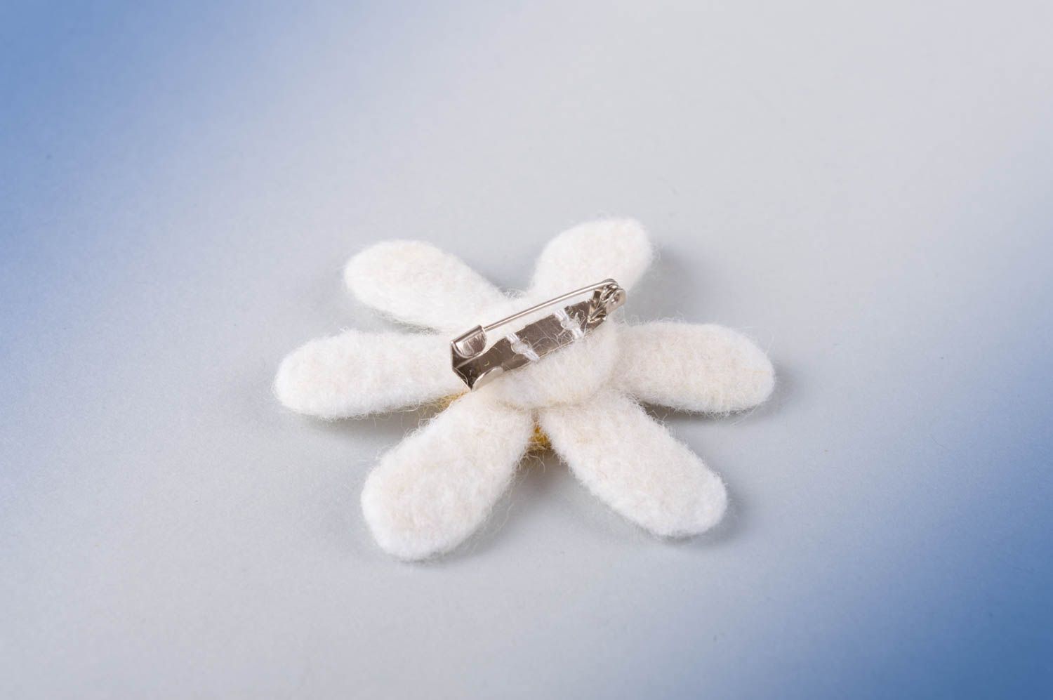Broche fleur fait main Bijou de créateur accessoire femme marguerite en laine photo 3