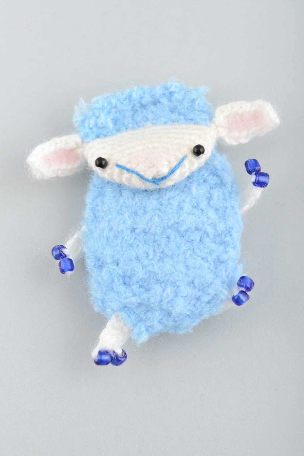 Мягкая вязаная игрушка магнит в виде овечки маленькая голубая ручной работы фото 5