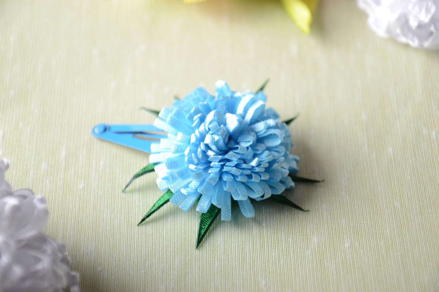 Яркая голубая заколка для волос из флиса в виде объемного цветка ручная работа фото 1