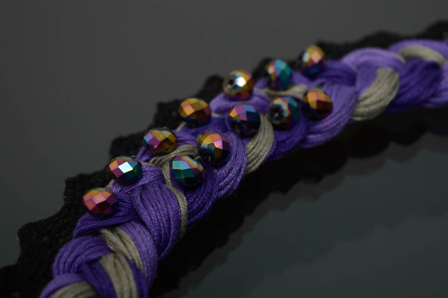 Collar de hilos mouliné con cuentas violeta foto 4