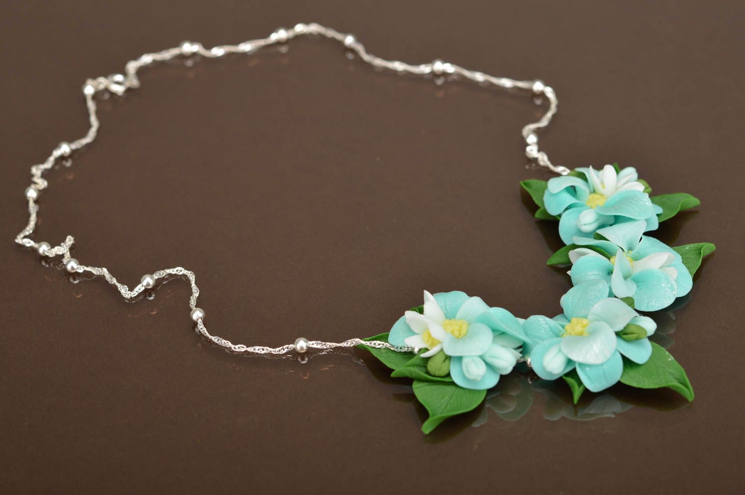 Collar original hecho a mano de arcilla polimérica con flores en la cadena foto 2