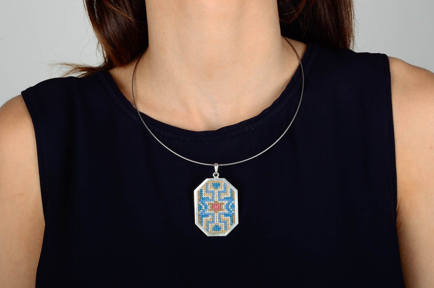 Pendentif argent Bijoux fait main brodé Accessoire femme ethnique bleu ciel photo 2