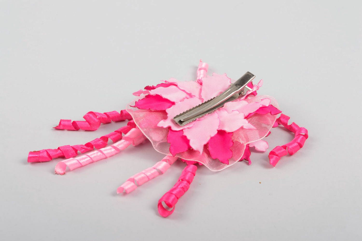 Розовое украшение ручной работы аксессуар для волос заколка с цветком из лент фото 4