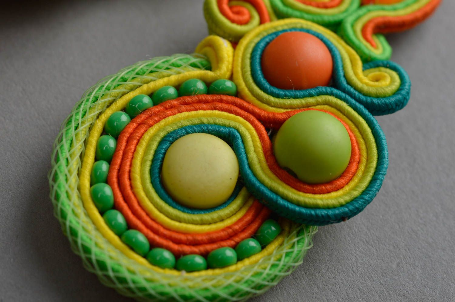 Boucles d'oreilles soutache avec perles plastiques faites main vert-orange photo 5