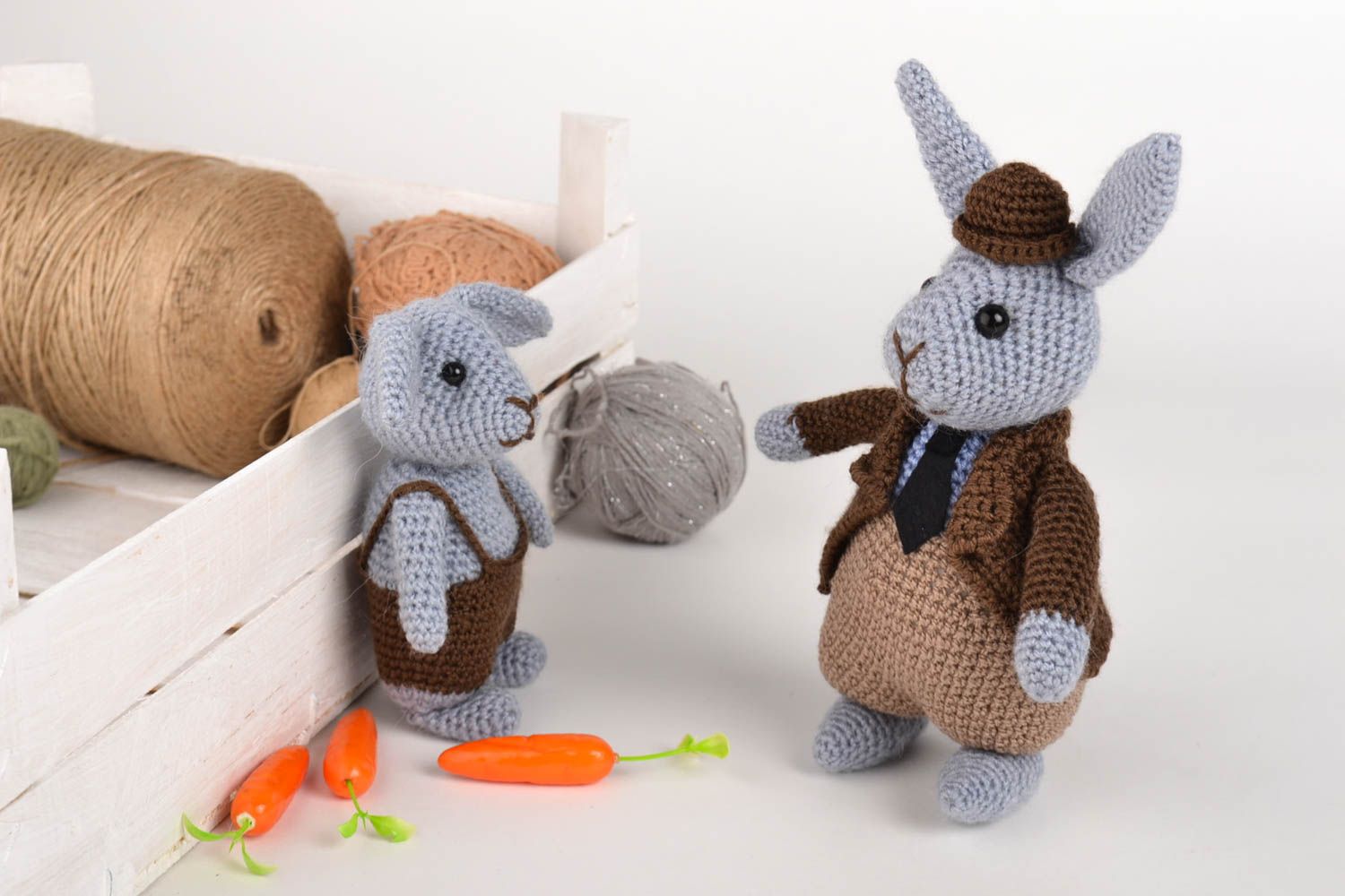 Jouets lapins 2 pièces Peluches faites main tricotées Cadeau pour enfant photo 1