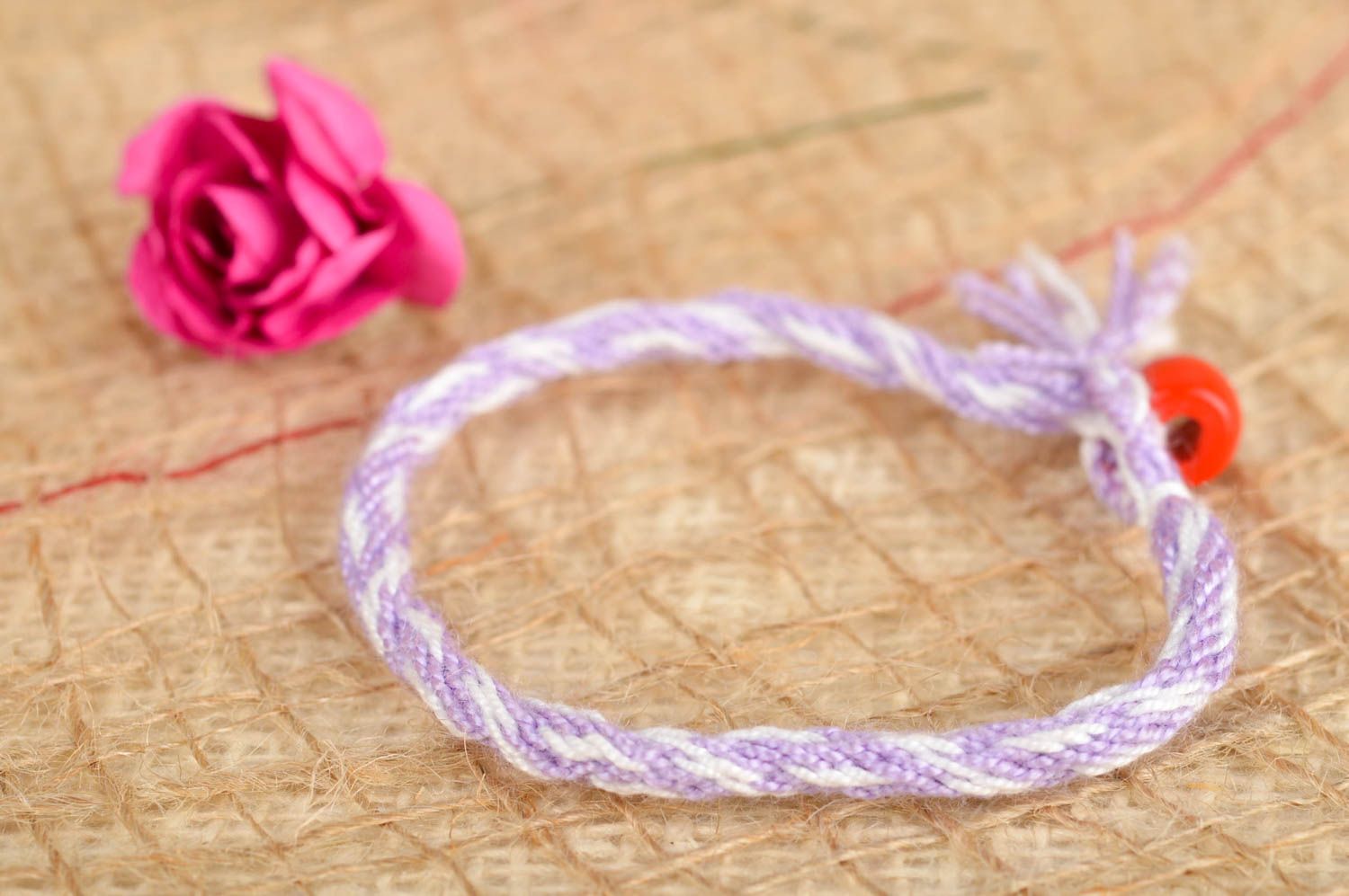 Bracelet textile Bijou fait main tressé blanc violet Accessoire femme design photo 1