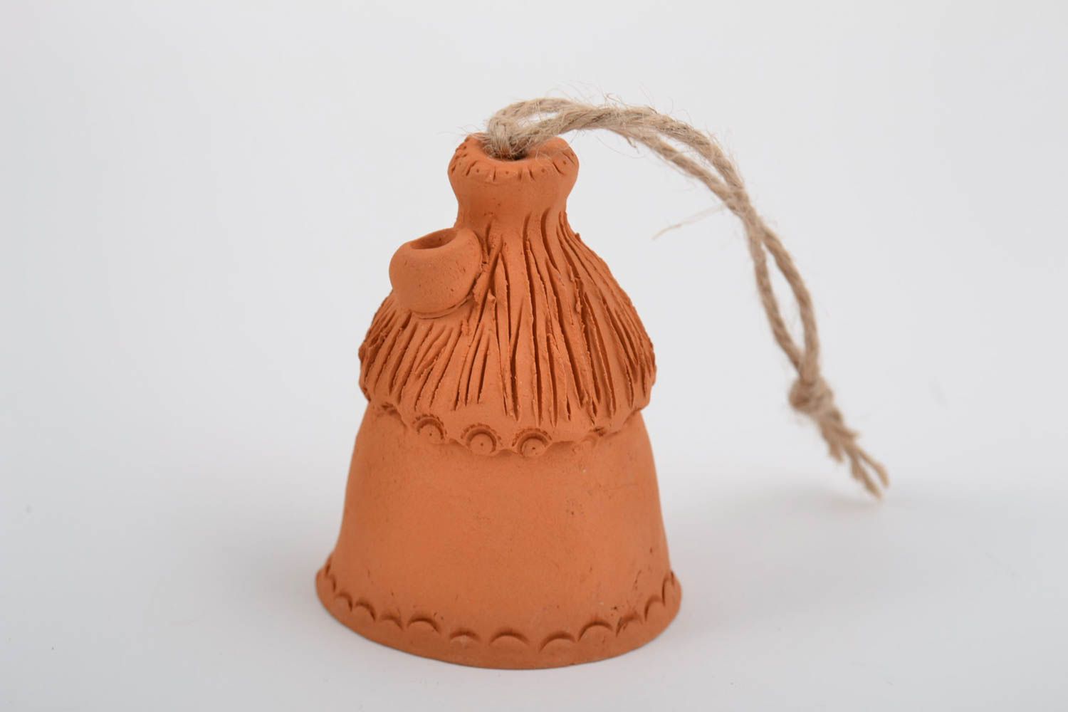 Сampanello in ceramica fatto a mano con un cappio di spago da appendere marrone  foto 3