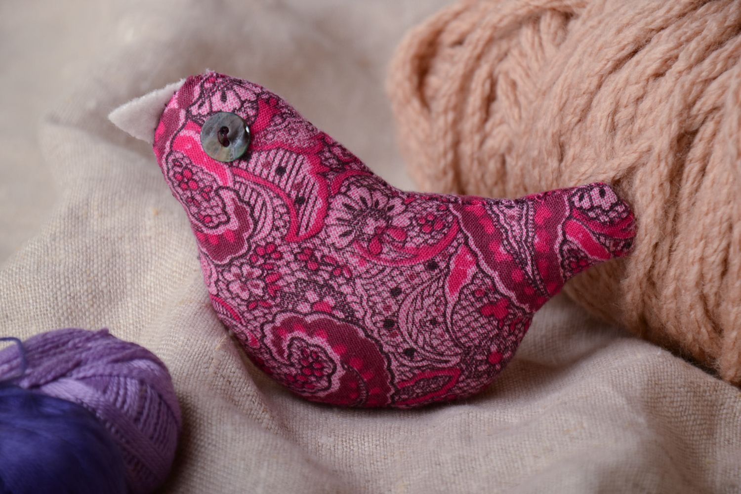 Petit jouet décoratif en tissu naturel fait main en forme d'oiseau violet photo 1