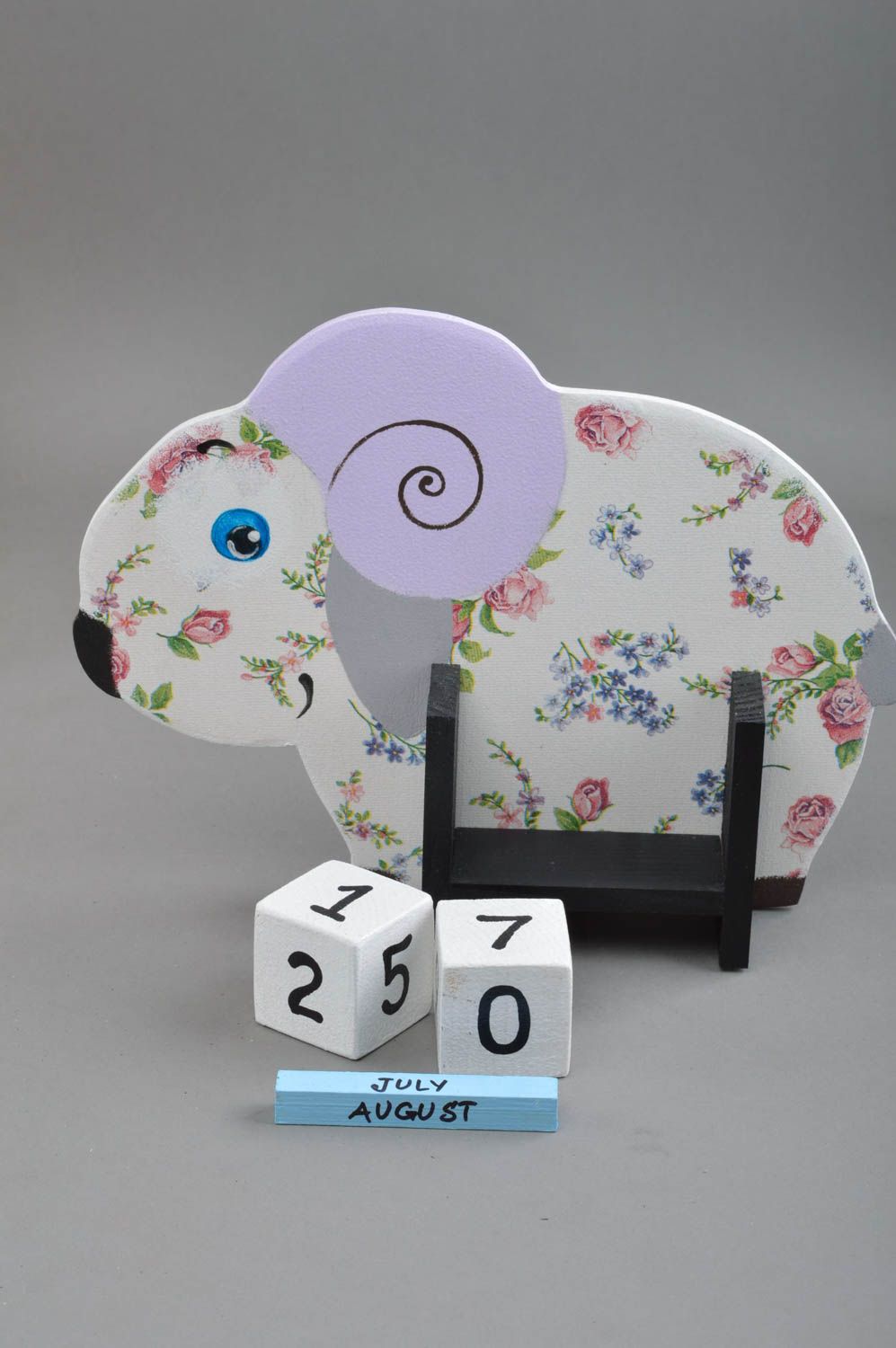 Calendrier en bois de table fait main avec cubes serviettage Mouton avec roses photo 3