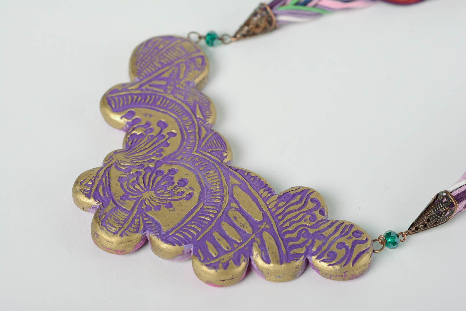 Collar hecho a mano de arcilla polimérica de color lila con cordones artesanal foto 3