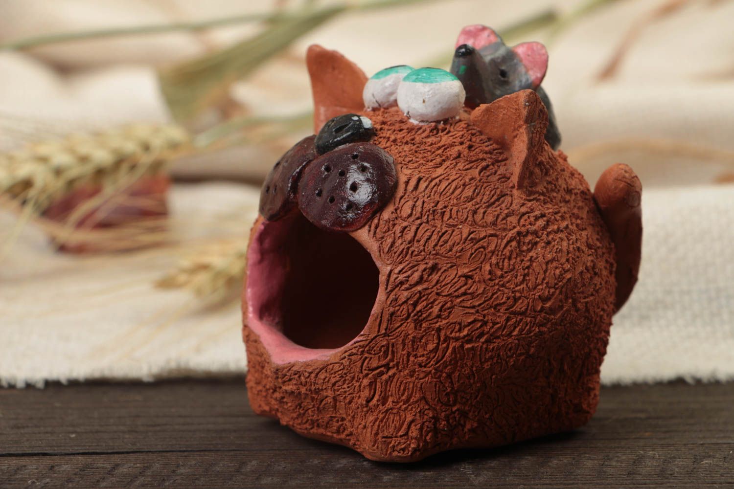 Керамическая фигурка кота ручной работы из глины расписанная красками забавная фото 1
