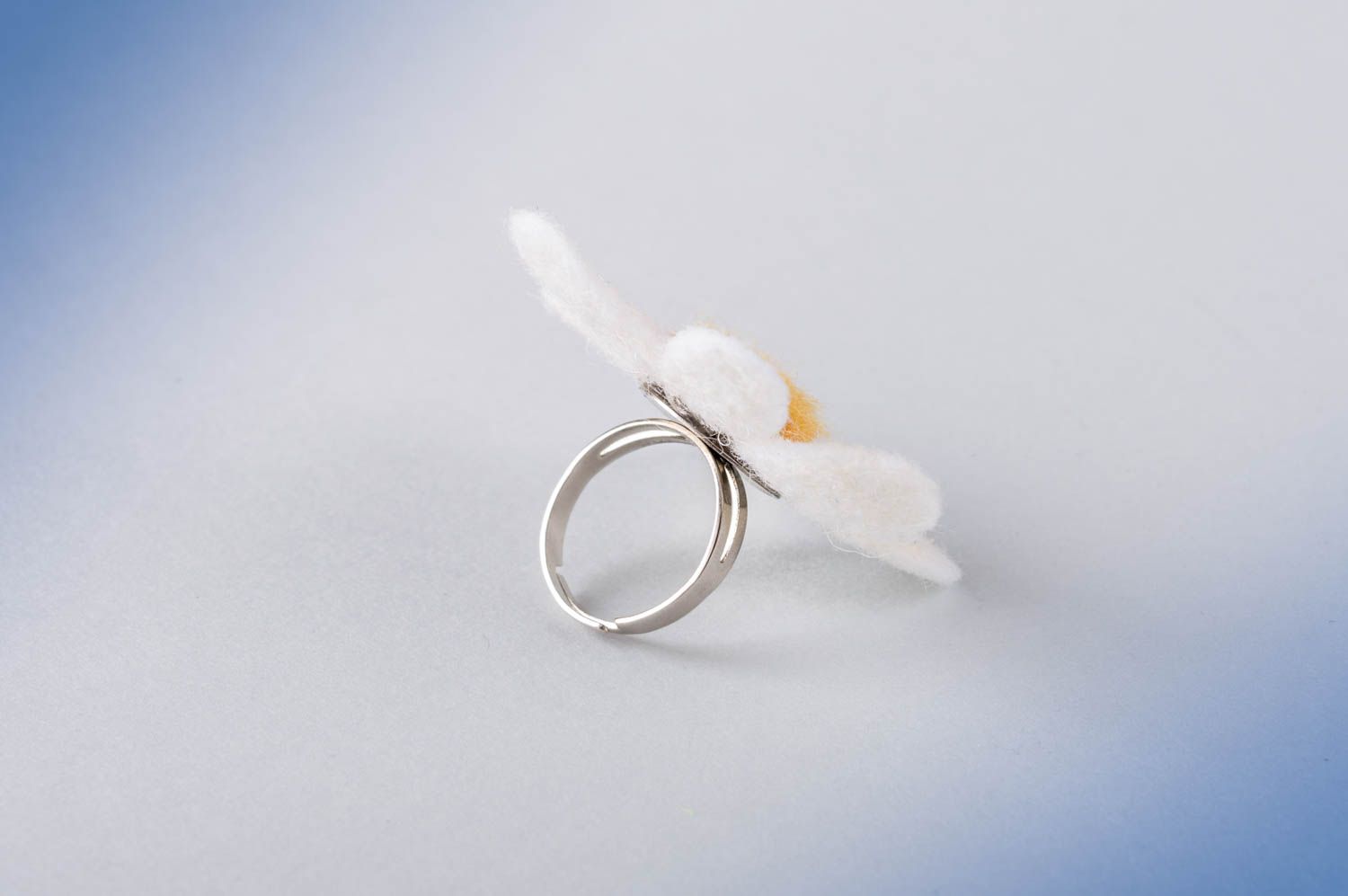 Металлическое кольцо ручной работы с цветком из шерсти мериноса Ромашка  фото 4