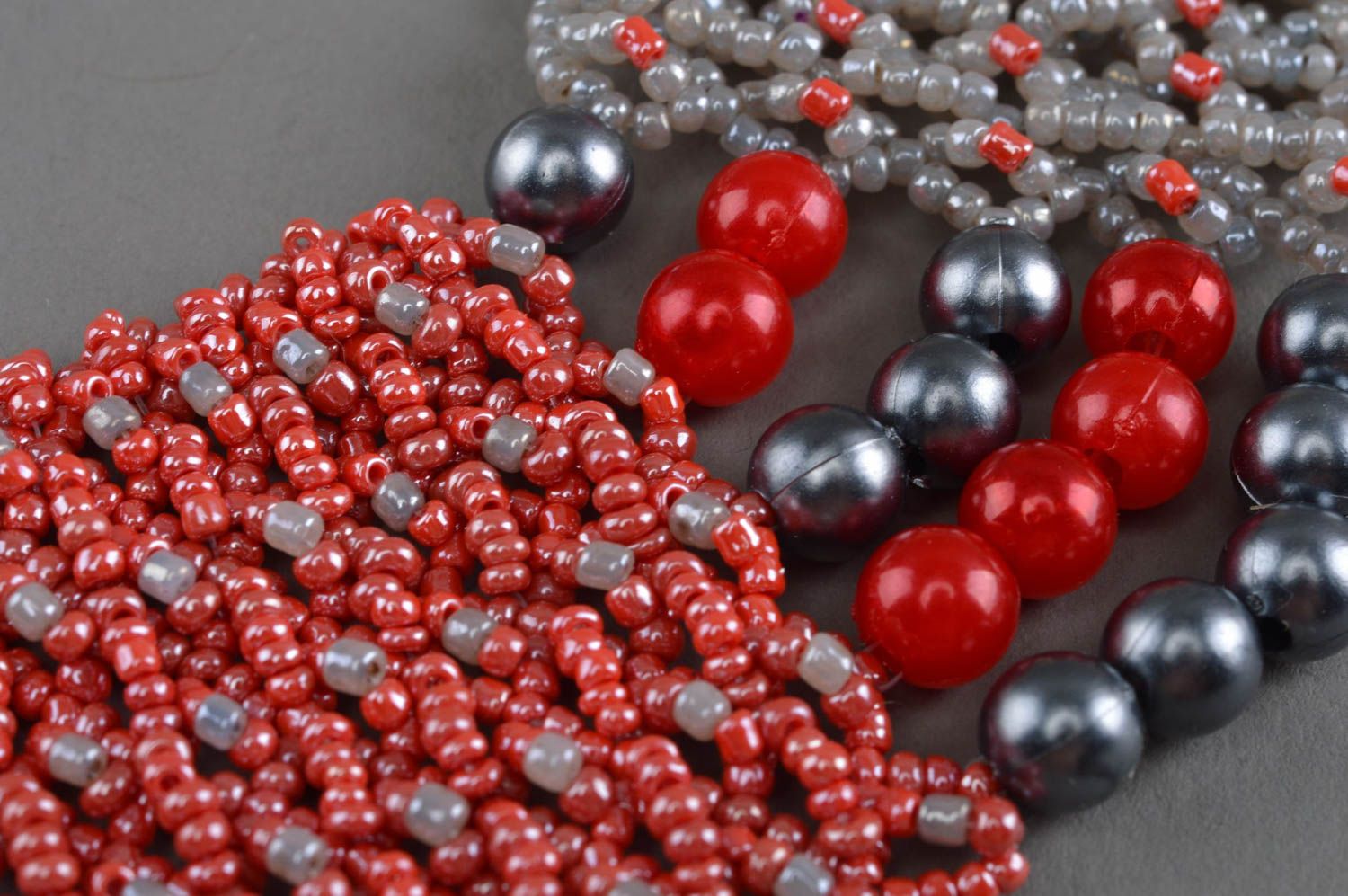 Grau rotes künstlerisches Collier aus Glasperlen für Frauen handgeschaffen grell foto 5