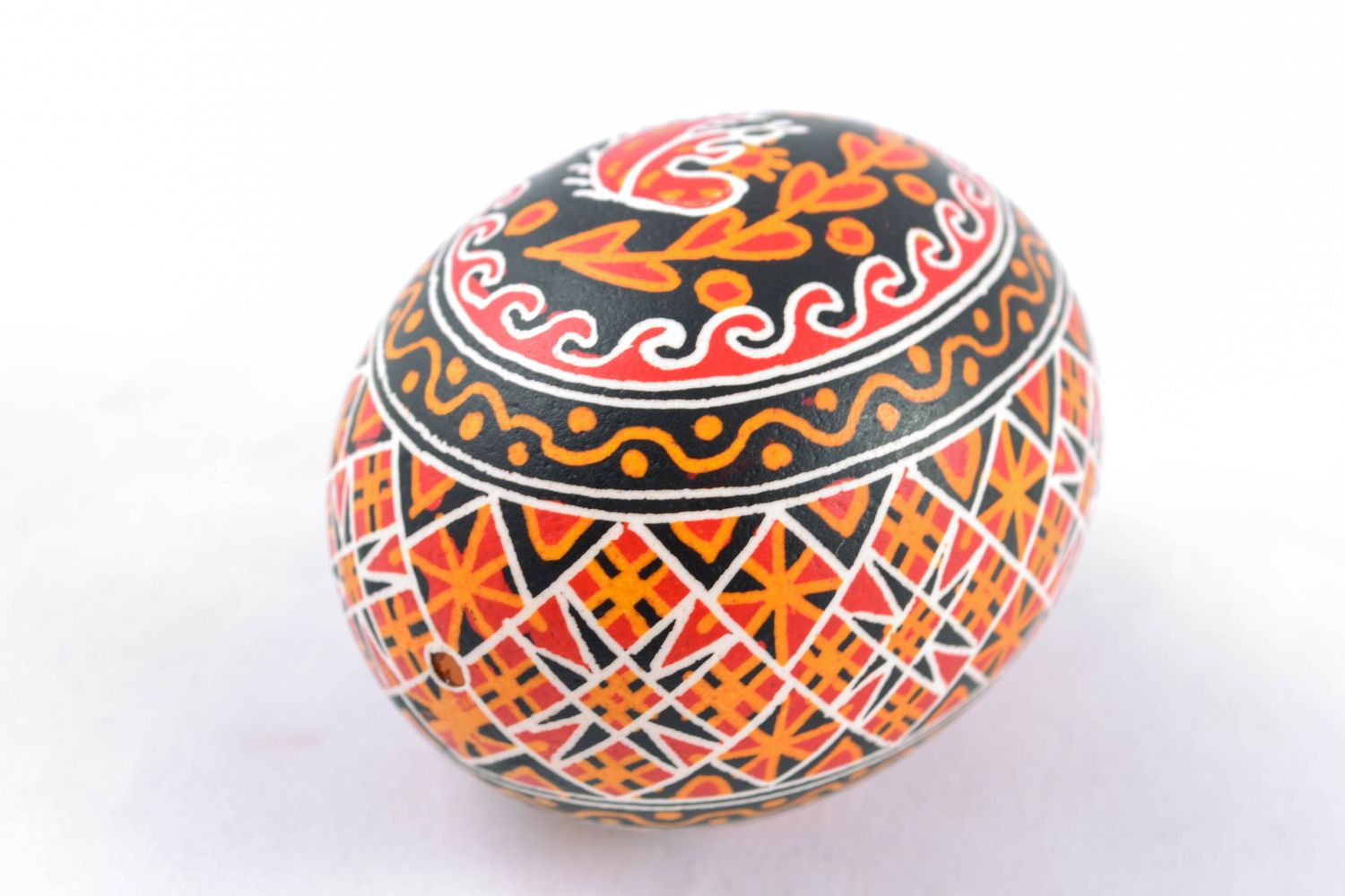 Huevo de Pascua con ornamentos étnicos foto 3