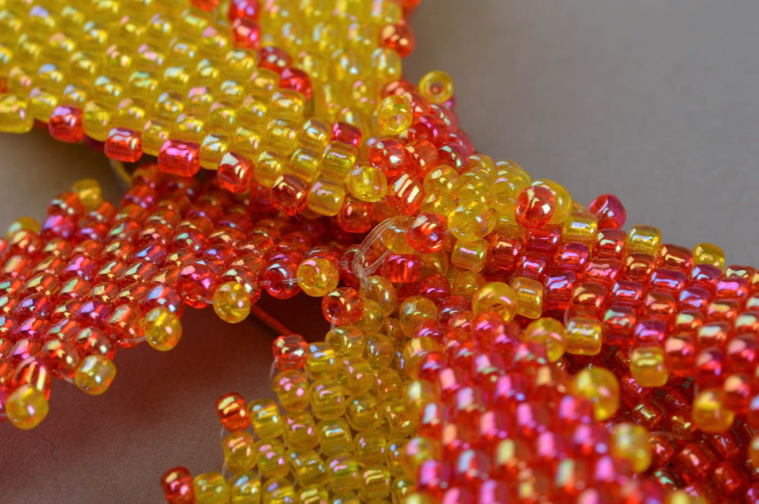 Festliche handgemachte Schleifen Brosche aus Glasperlen in Rot und Gelb  foto 5
