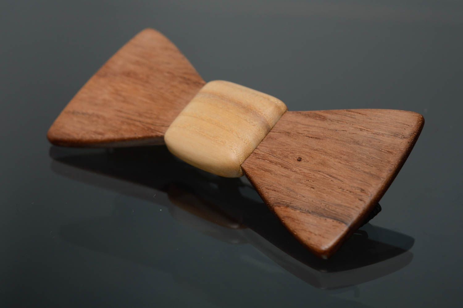 Деревянный галстук-бабочка из американского ореха фото 1