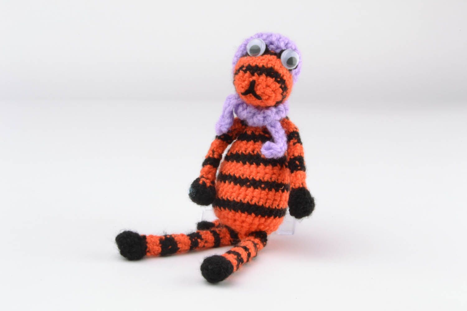 Knitted toy tiger photo 4