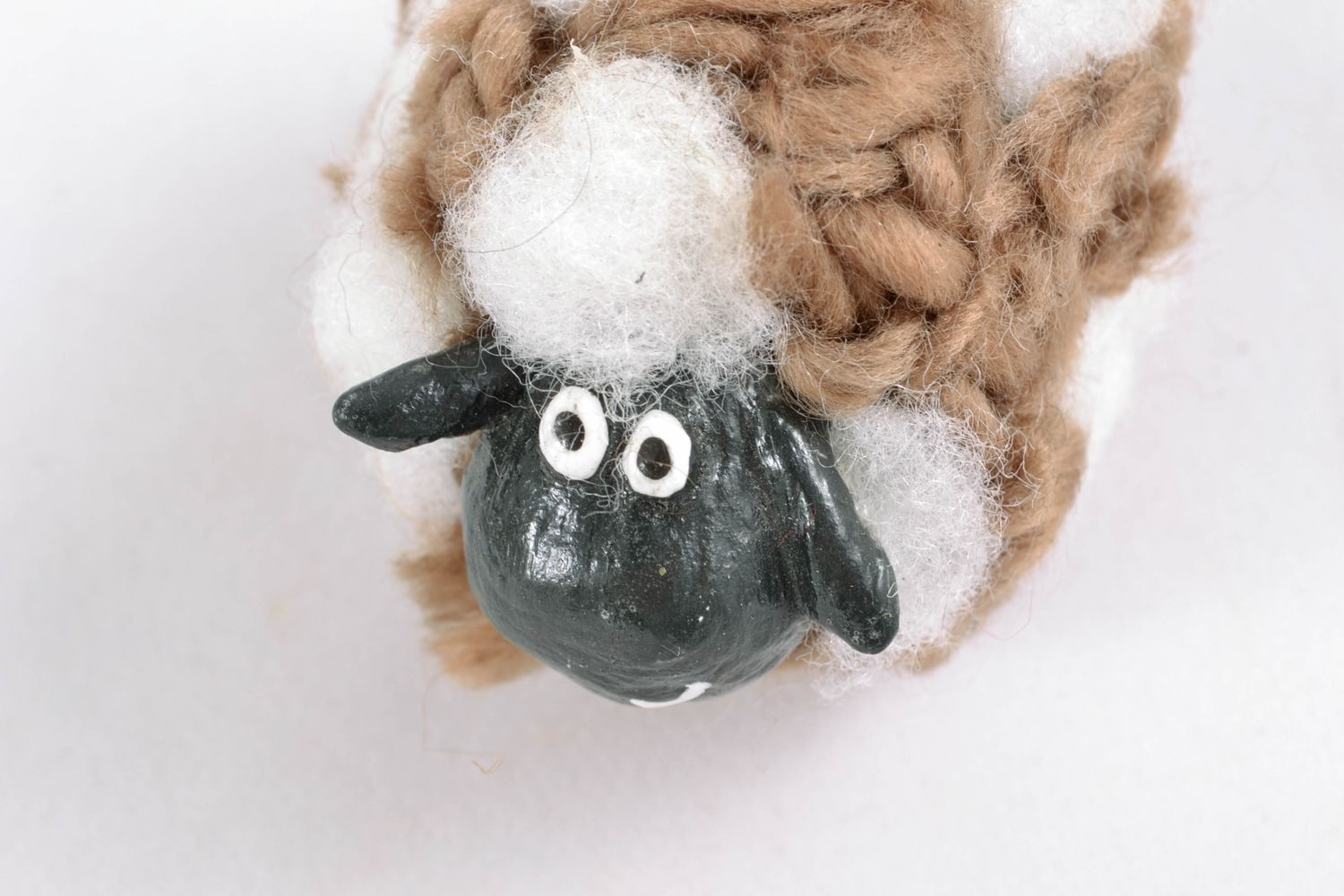Статуэтка из папье-маше с мехом овечка  фото 5