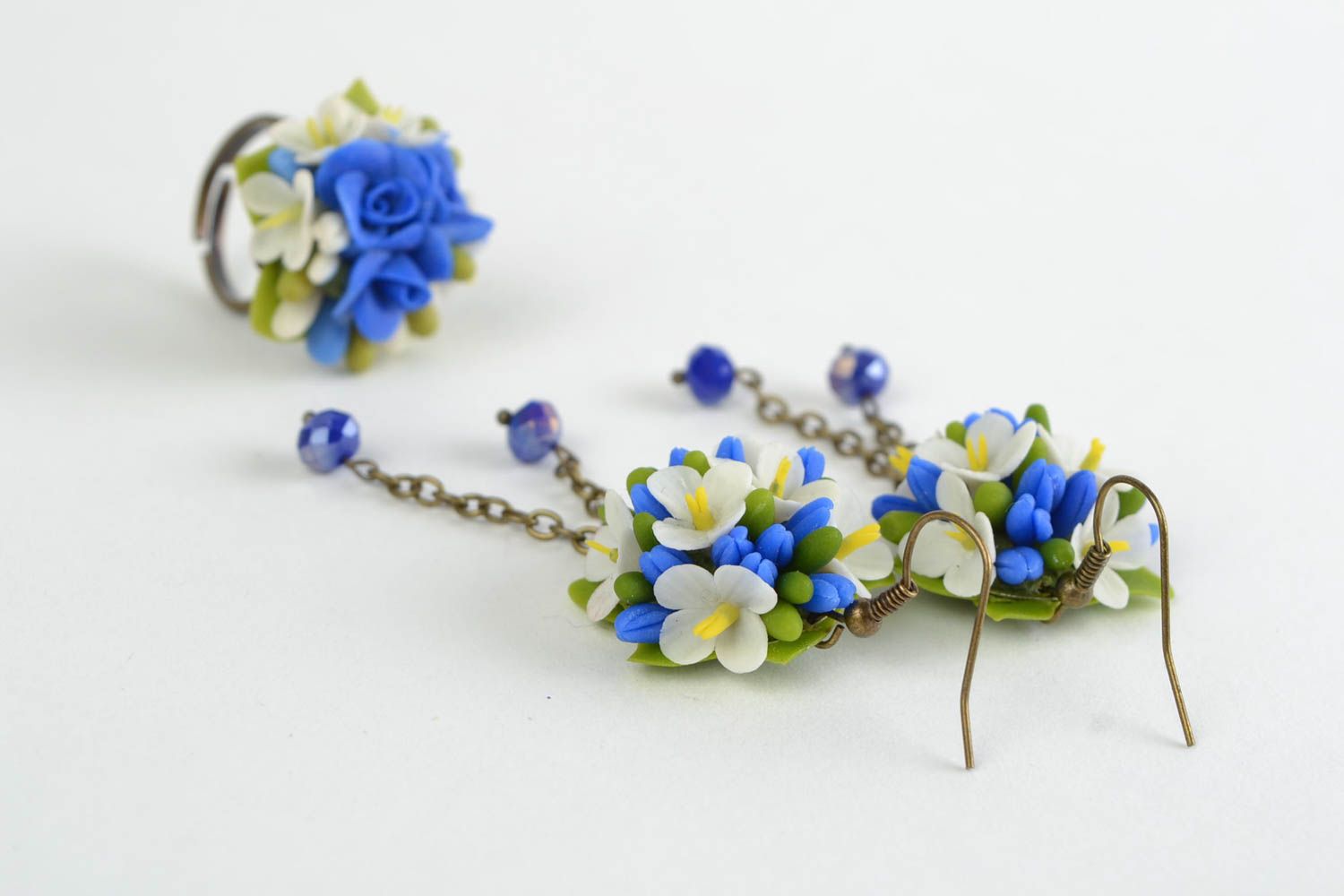 Schmuckset mit Blumen in Blau Ohrringe und Ring aus kaltem Porzellan handmade  foto 3