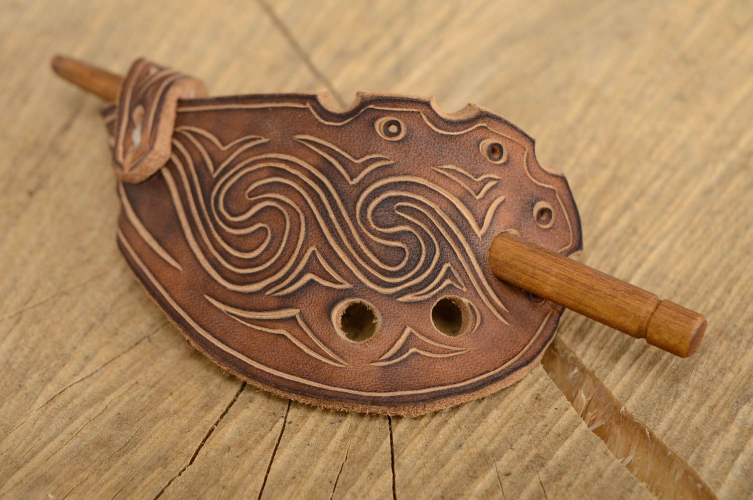 Barrette en cuir naturel avec pique en bois faite main décorée de sculpture photo 1
