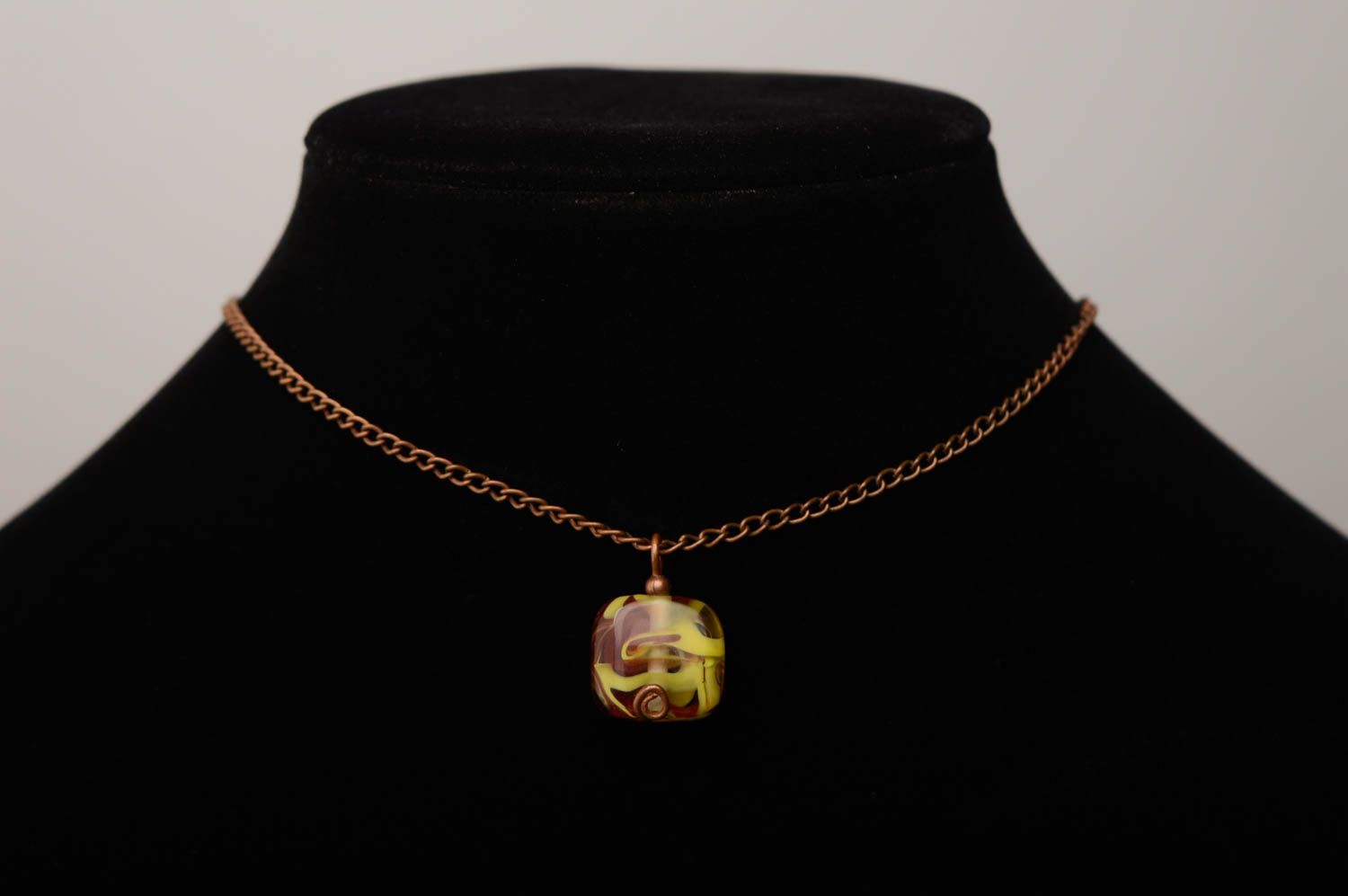 Le pendentif sur chaîne avec perle au chalumeau photo 3
