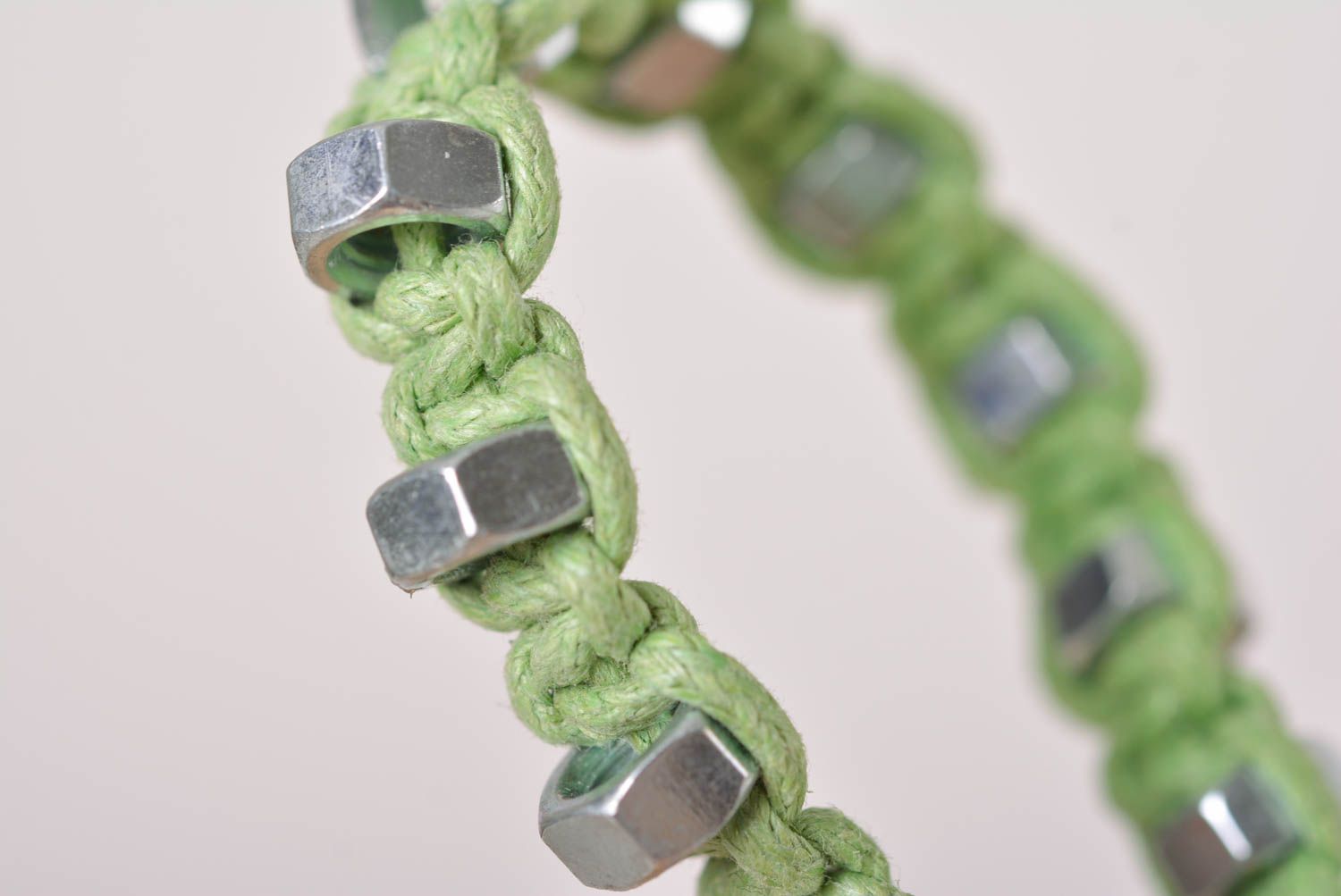 Плетеный браслет ручной работы браслет из ниток модный браслет с гайками фото 5