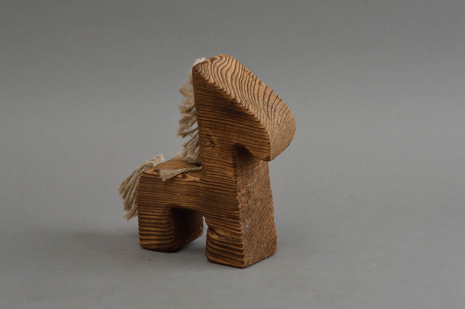 Originelle geschnitzte handgemachte Figurine aus Holz Pferdchen mit Metall foto 2
