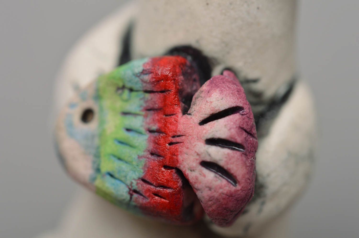 Petite figurine en céramique faite main peinte décorative chat avec poisson photo 3