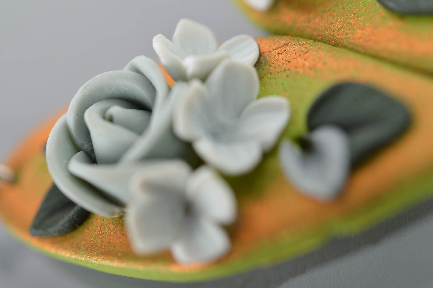 Boucles d'oreilles en pâte polymère multicolores faites main avec fleurs photo 4