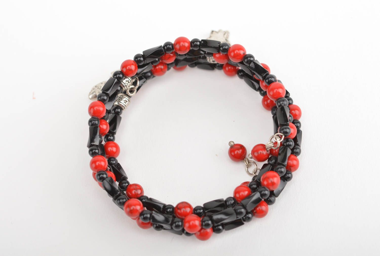 Bracelet multirang rouge-noir perles fantaisie avec breloques fait main photo 4