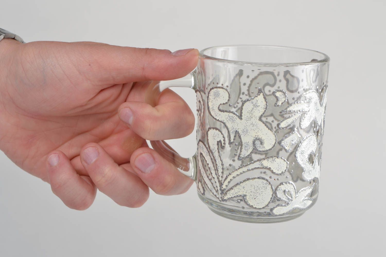 Handgemachte Tasse aus Glas mit Vitrage Farben Bemalung schönes Geschirr foto 2