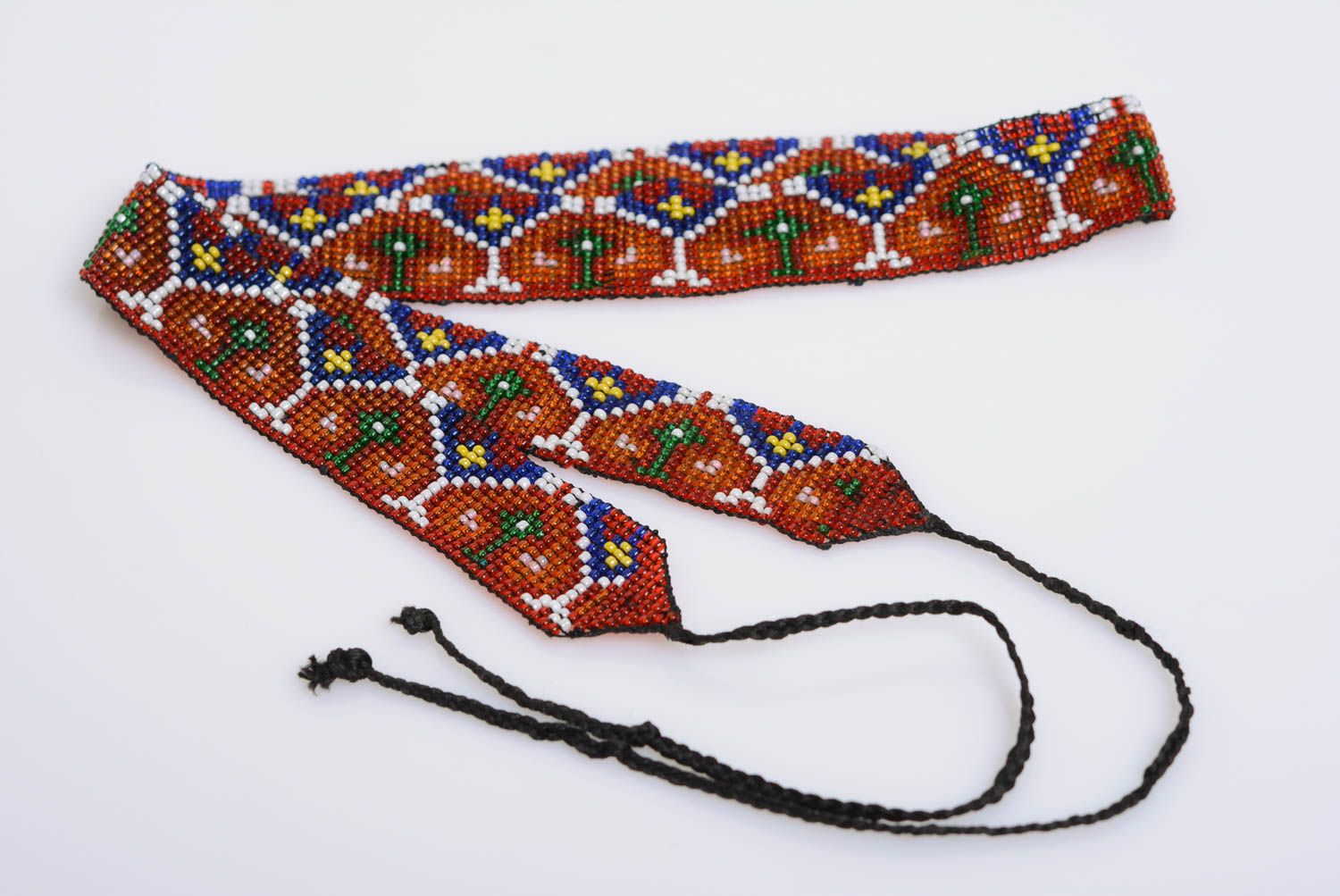Cinturón de abalorios con ornamento artesanal original que se ata con cordones  foto 1