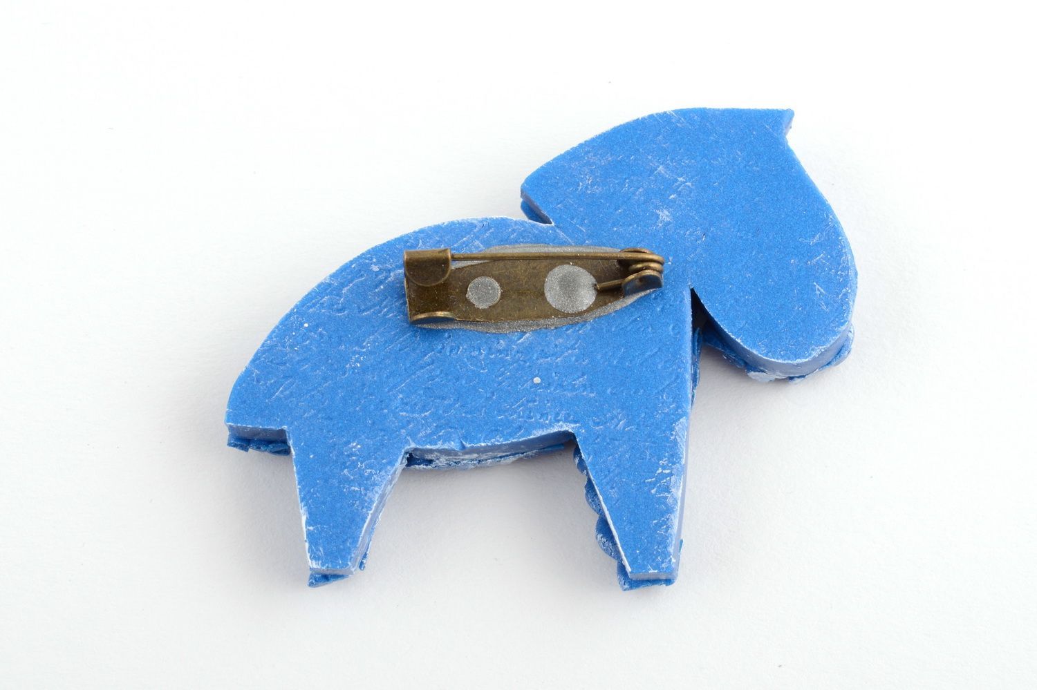 Broche en argile polymère poney bleu faite main originale imitation tricotage  photo 3