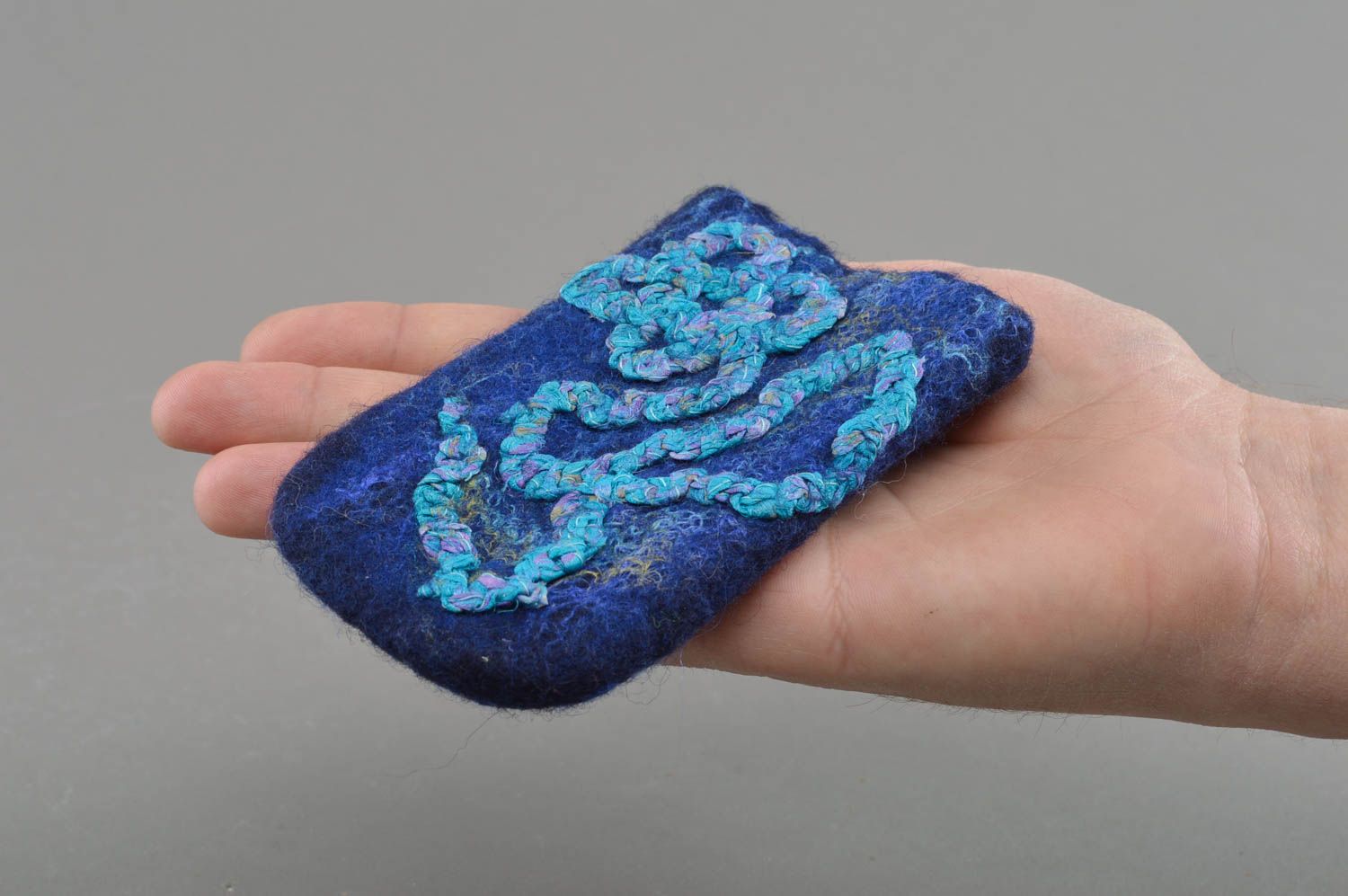 Blaue kleine feine schöne handgemachte Handyhülle aus Wolle mit Mustern foto 5