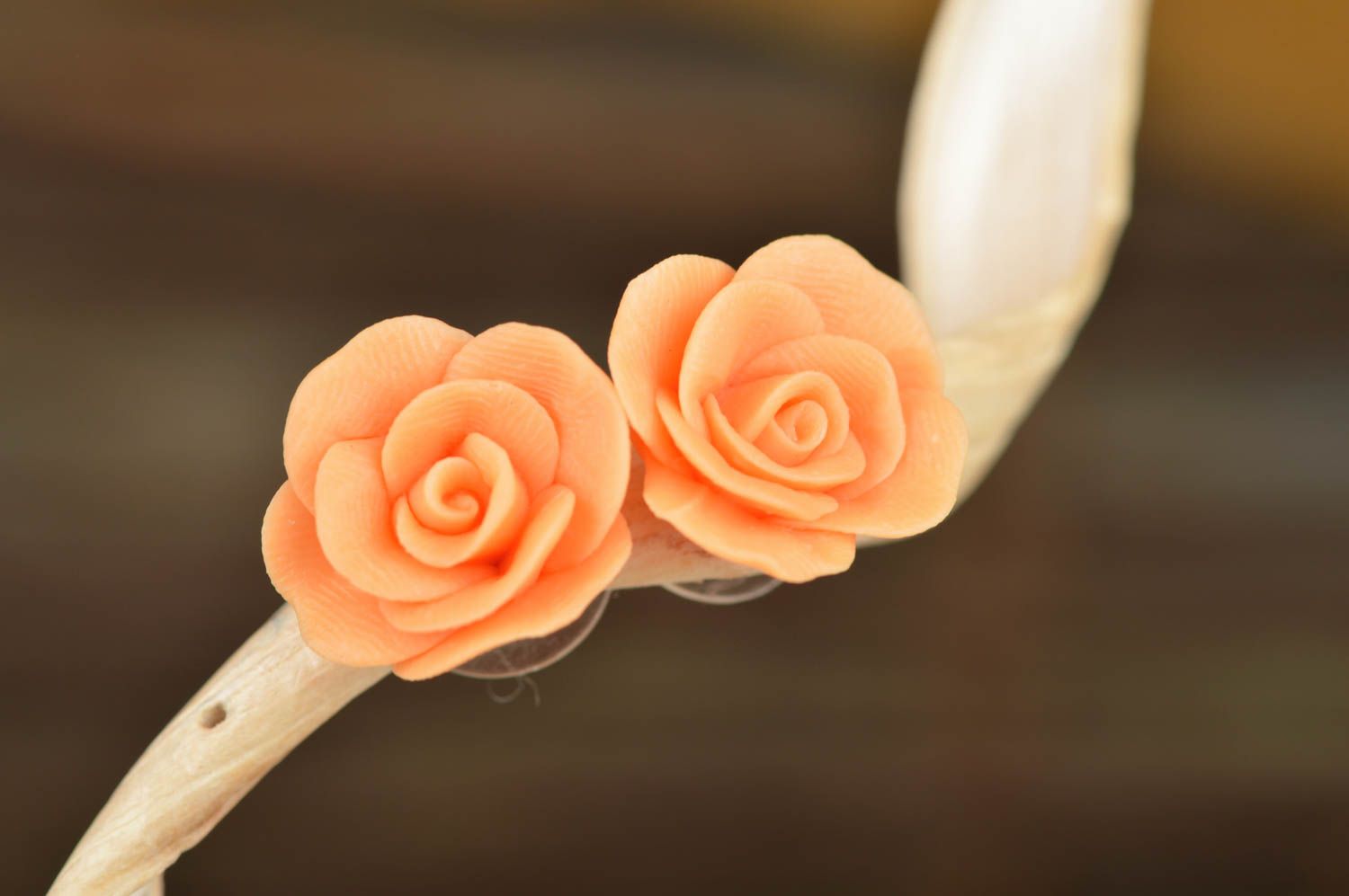 Серьги - гвоздики ручной работы роза розового цвета из полимерной глины фото 1